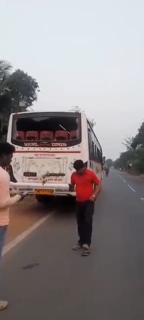 বিজেপি কর্মীদের ভাড়া করা বাস ক্ষতিগ্রস্ত।