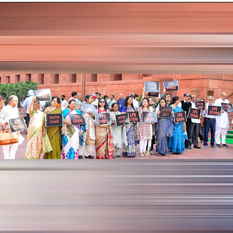 এলপিজি জ্বালানির সঙ্কট নিয়ে বিরোধী সাংসদদের ধর্না-বিক্ষোভ। শুক্রবার সংসদ চত্বরে।