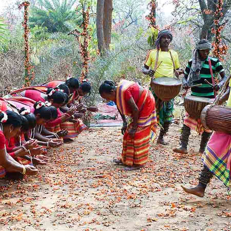 আদিবাসী সম্প্রদায়োর মানুষ।
