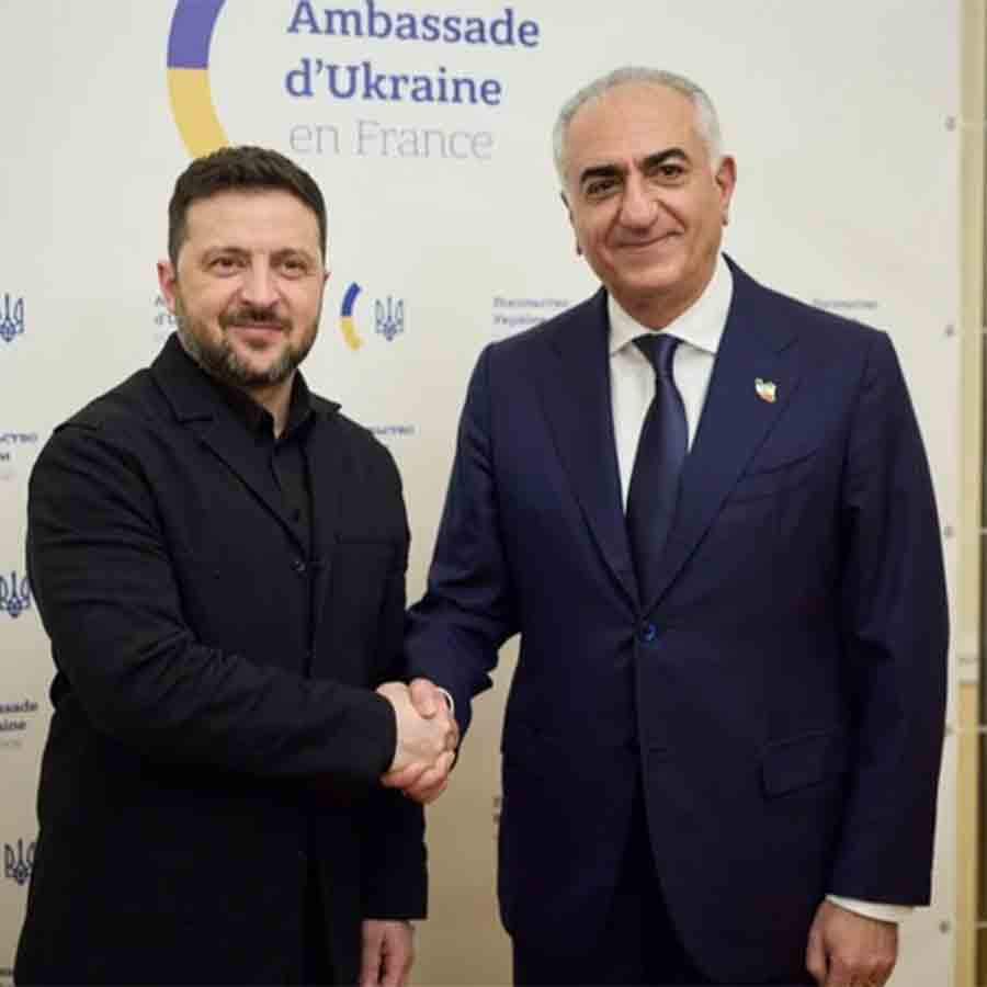 (বাঁ দিকে) ভলোদিমির জ়েলেনস্কি এবং রেজ়া পাহলভি (ডান দিকে)।