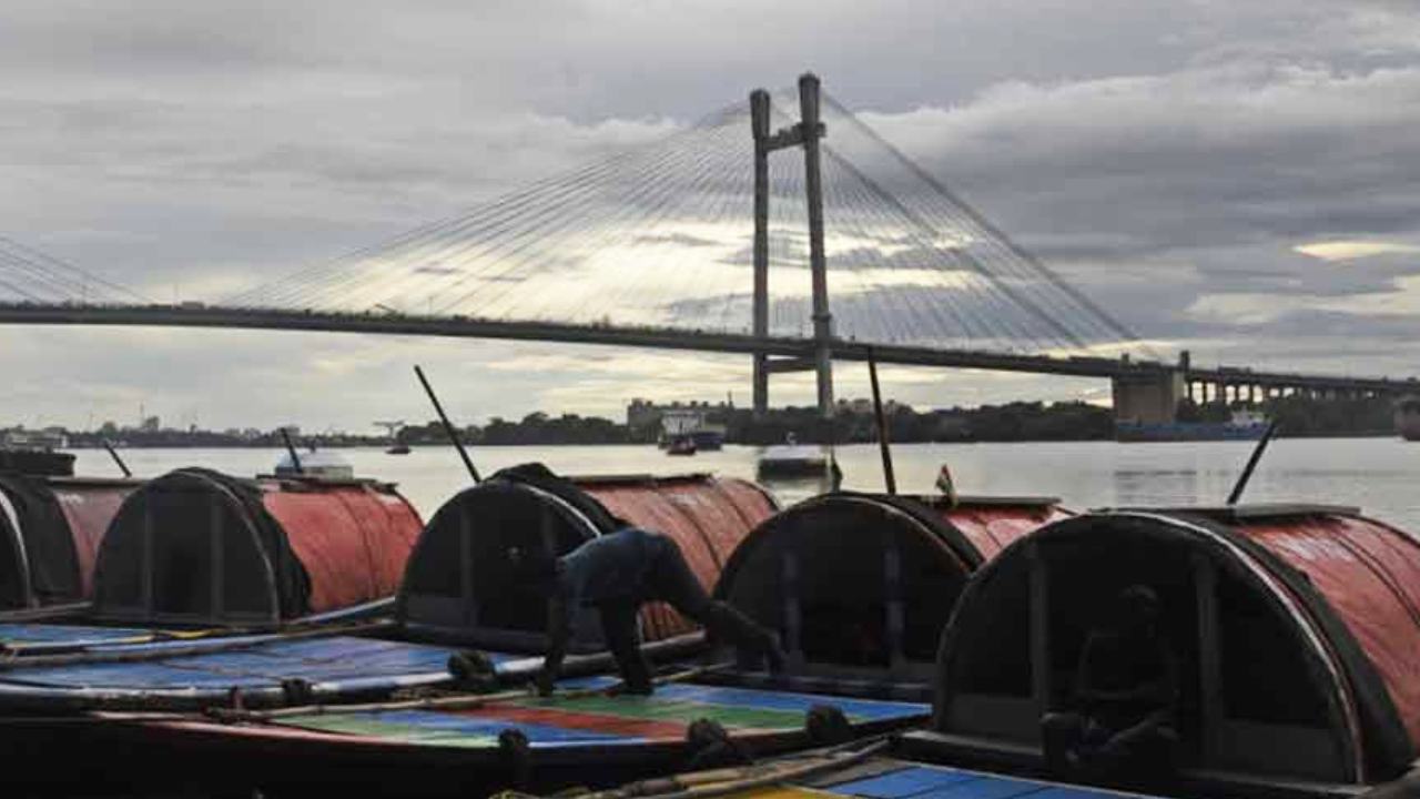 কলকাতায় গত কয়েক দিন ধরেই আকাশ মেঘাচ্ছন্ন।