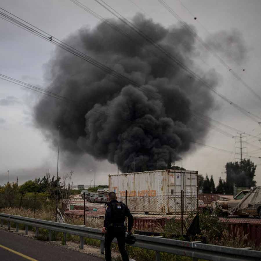 ইজ়রায়েলের আকাশে কালো ধোঁয়া।