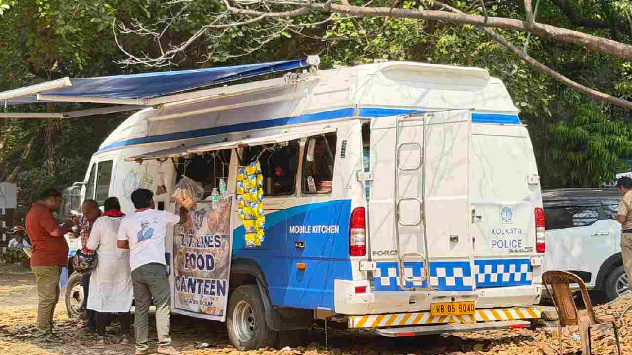 মোবাইল ক্যান্টিনে পুলিশের খাওয়াদাওয়া।
