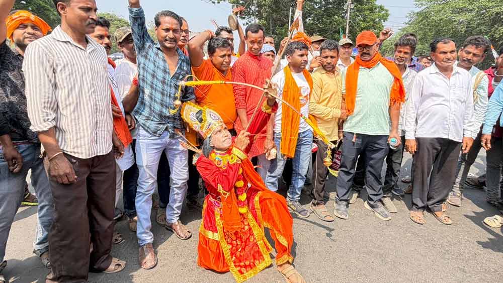 প্রধানমন্ত্রীর সভার আগে উৎসবের মেজাজে বিজেপি। তির-ধনুক হাতে গেরুয়া পোশাকে সেজেছেন এক জন।