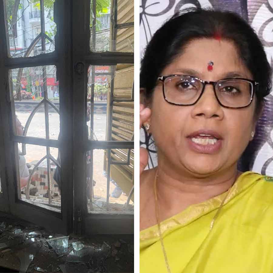 BJP workers allegedly have pelted stones towards residence of Shashi Panja dgtl