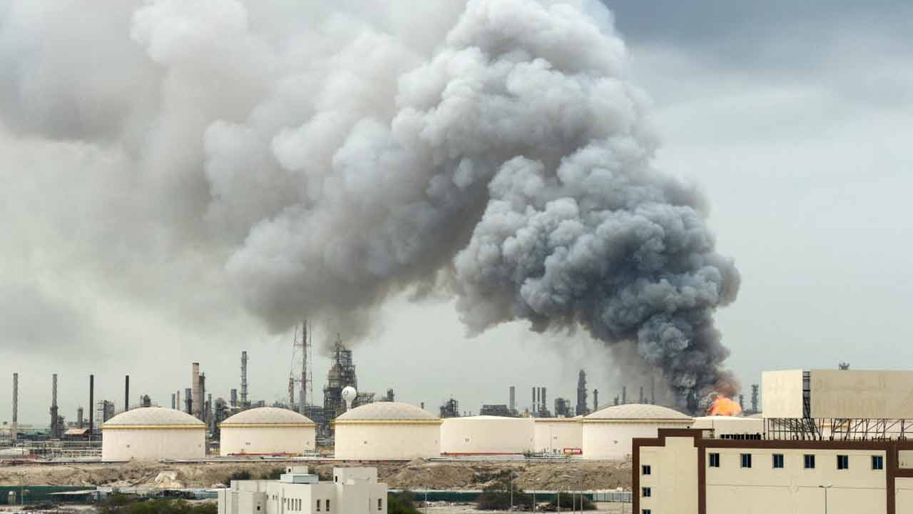 পশ্চিম এশিয়ায় তৈলভান্ডারে হামলা ইরানের। ছবি: রয়টার্স।