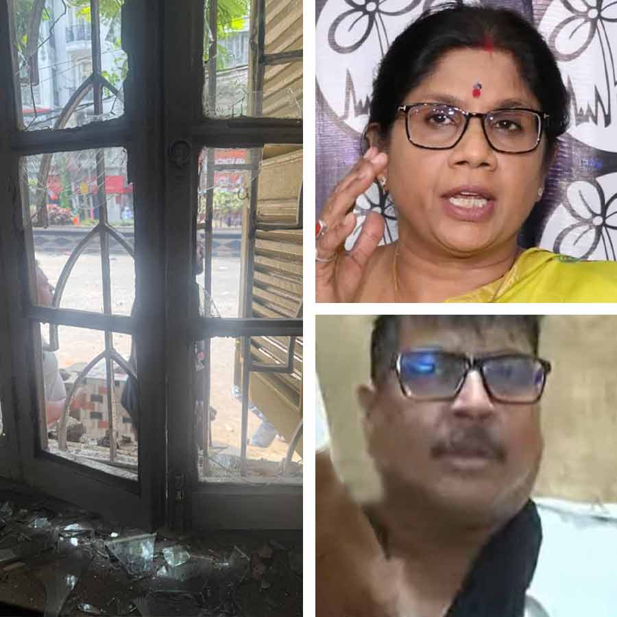 (বাঁ দিকে) ভেঙেছে মন্ত্রীর বাড়ির জানলার কাচ। শশী পাঁজা (ডান দিকে)।