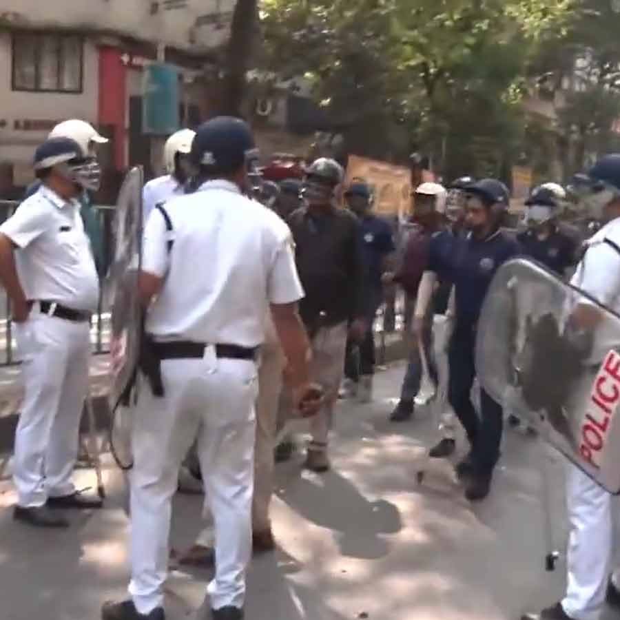 গিরিশ পার্কে মোতায়েন করা হয়েছে পুলিশ। 