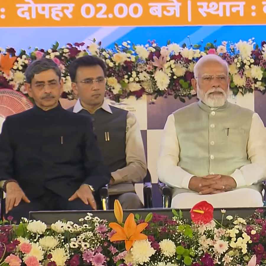 ব্রিগেডে সরকারি অনুষ্ঠানে প্রধানমন্ত্রী। পাশে রাজ্যপাল।