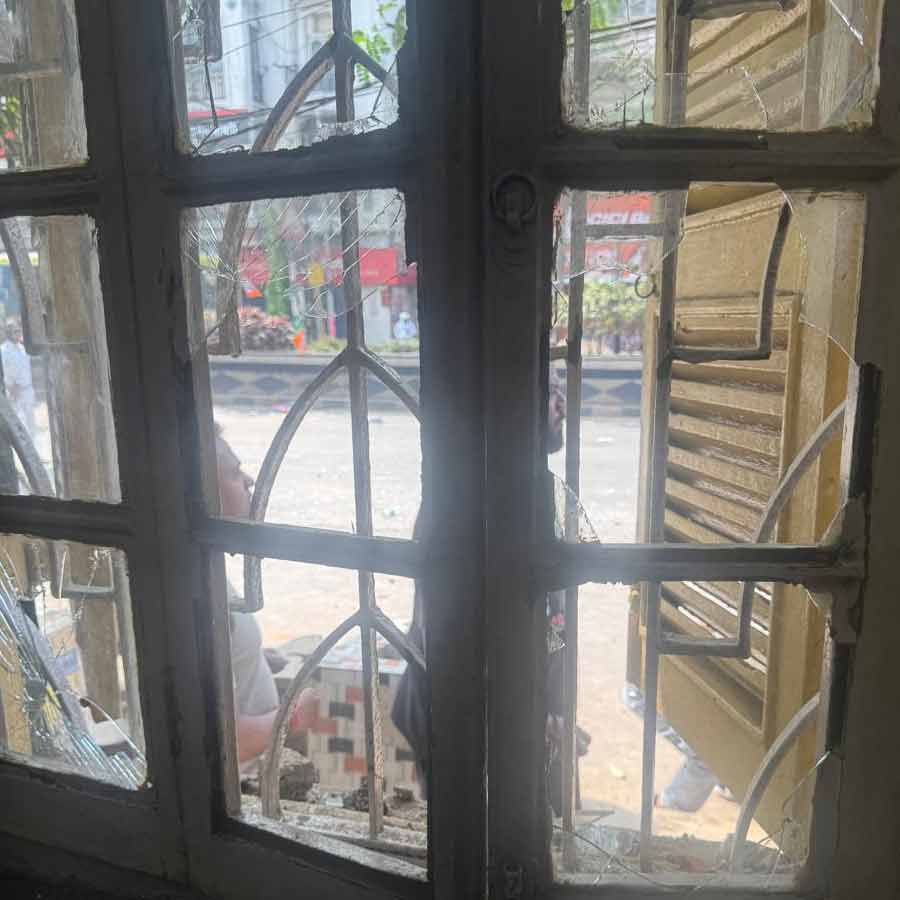 ভেঙেছে মন্ত্রী শশী পাঁজার বাড়ির জানলার কাচ। 