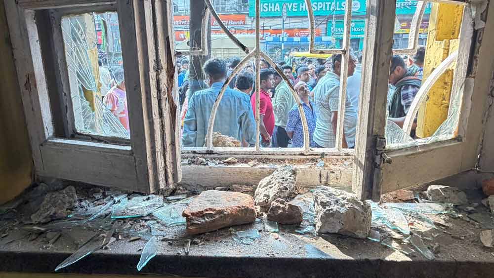 ভেঙেছে মন্ত্রী শশী পাঁজার বাড়ির জানলার কাচ। 