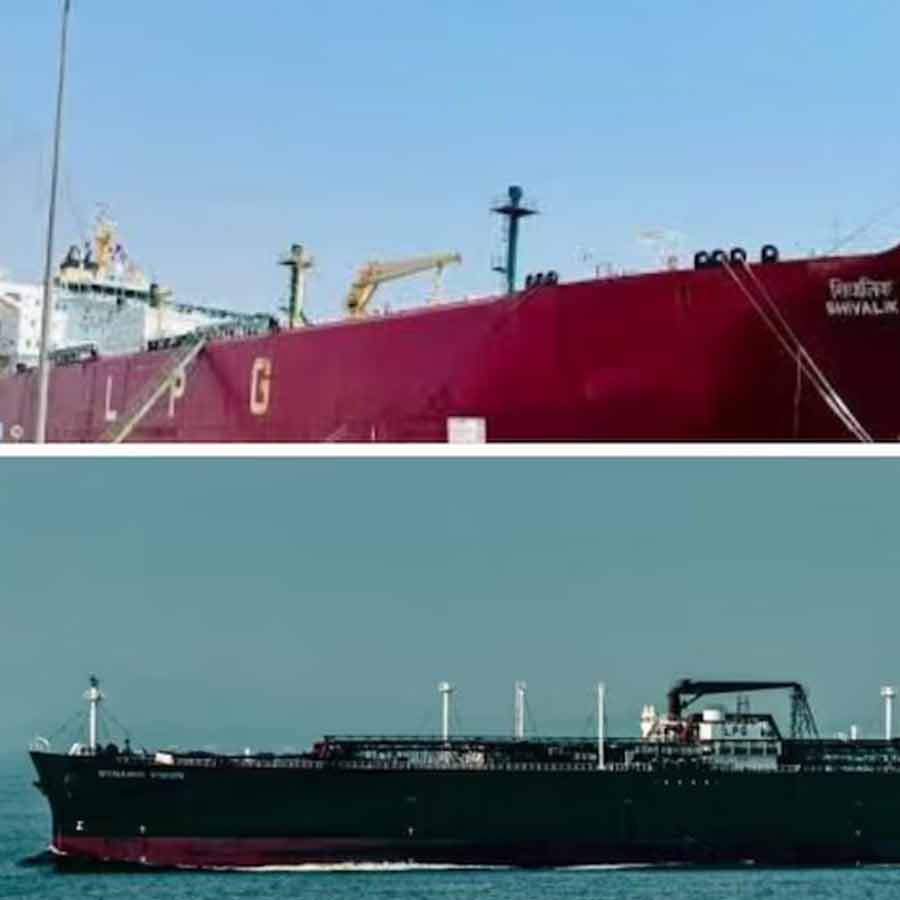 হরমুজ় প্রণালী পেরিয়ে দেশে ফিরছে দু’টি ভারতীয় জাহাজ।