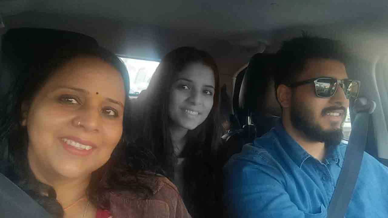 মা নীলিমা (বাঁ দিকে) এবং বোন হিমাংশিকার (মাঝে) সঙ্গে ইঞ্জিনিয়ার হার্দিক। ছবি: সংগৃহীত।