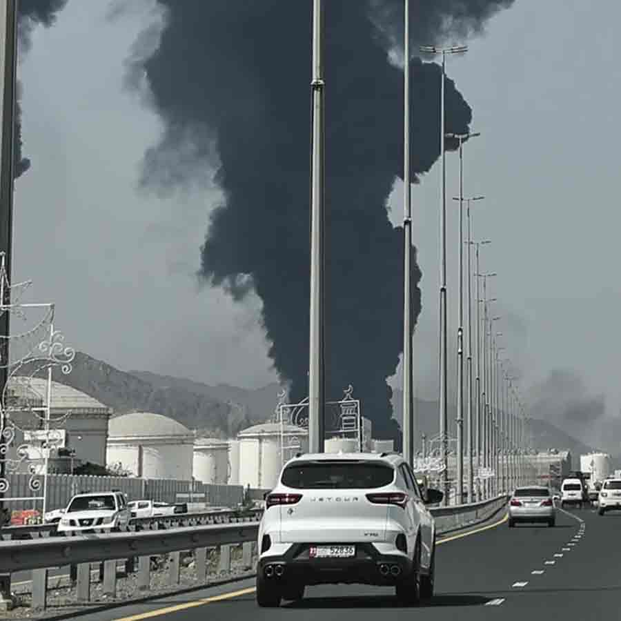 সংযুক্ত আরব আমিরশাহির বন্দরশহরের তৈলভান্ডারে ড্রোন হামলা ইরানের। ছবি: এএফপি।
