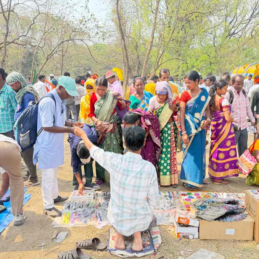 চুলের ক্লিপ থেকে টিপ, হরেক জিনিস মিলল ব্রিগেডে।