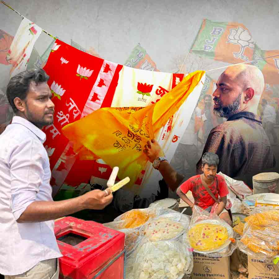 ব্রিগেডে দেদার বিক্রিবাটা।