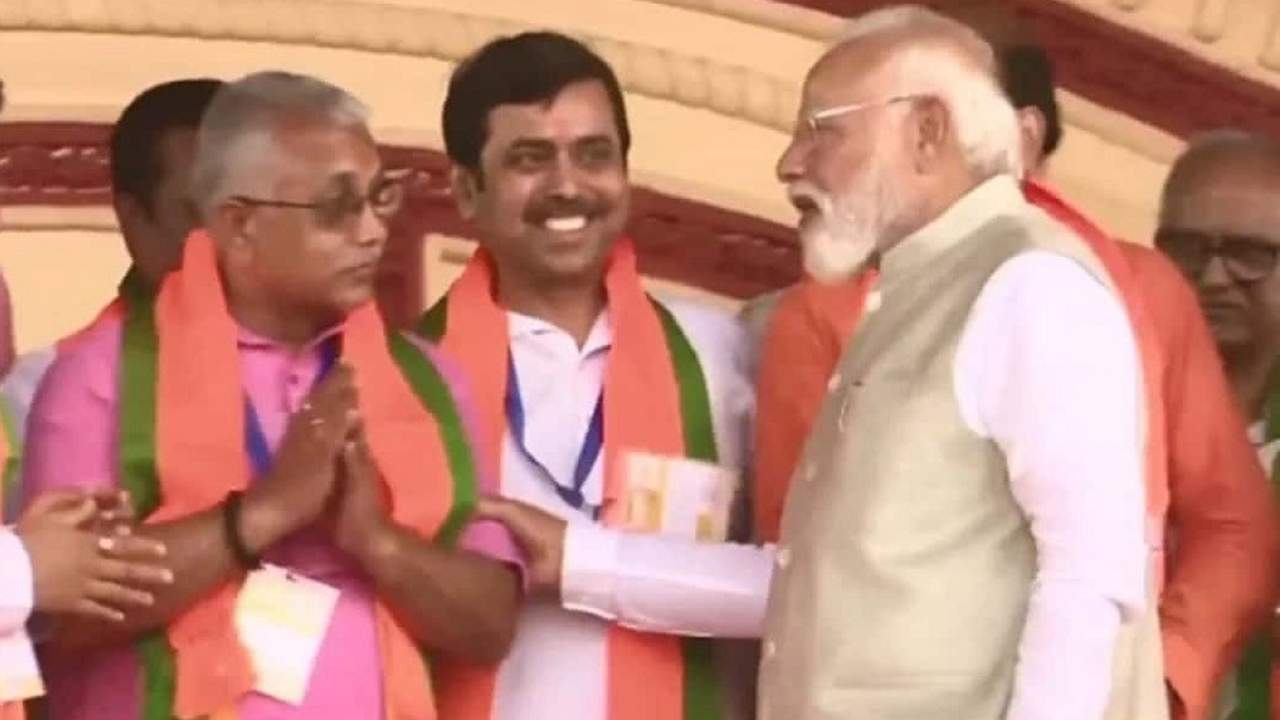 Modi’s light hearted conversation with Dilip Ghosh at Brigade Rally leaves the dais amused