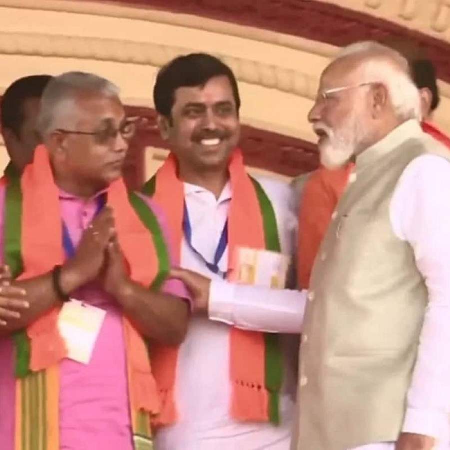 Modi’s light hearted conversation with Dilip Ghosh at Brigade Rally leaves the dais amused