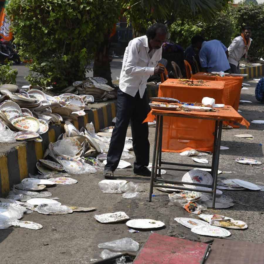অপরিষ্কার: ব্রিগেডমুখী বিজেপি কর্মী-সমর্থকদের উচ্ছিষ্ট ও কাগজের থালার আবর্জনায় ভরেছে হাওড়া রেল মিউজ়িয়ামের সামনের রাস্তা। শনিবার।
