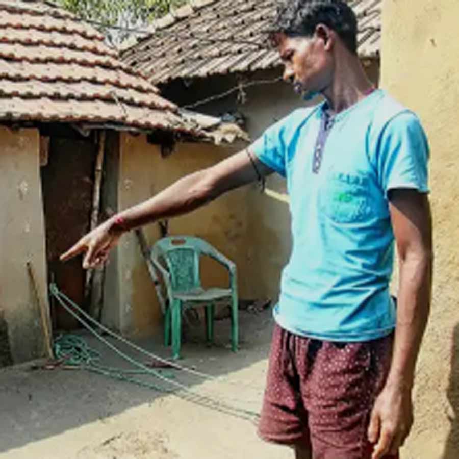 স্ত্রী পদবিকে এখানে খুন করা হয়েছিল, দেখাচ্ছেন সুভাষ।