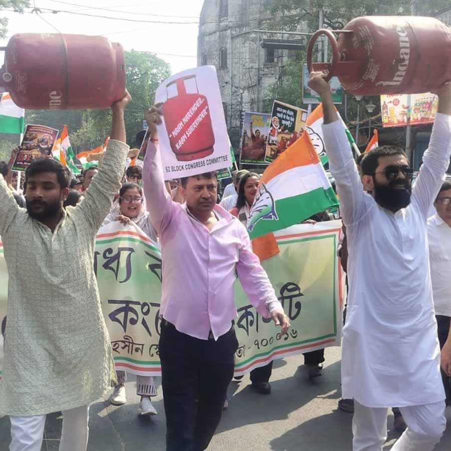 গ্যাসের সিলিন্ডার নিয়ে মধ্য কলকাতা জেলা কংগ্রেসের প্রতিবাদ-বিক্ষোভ।