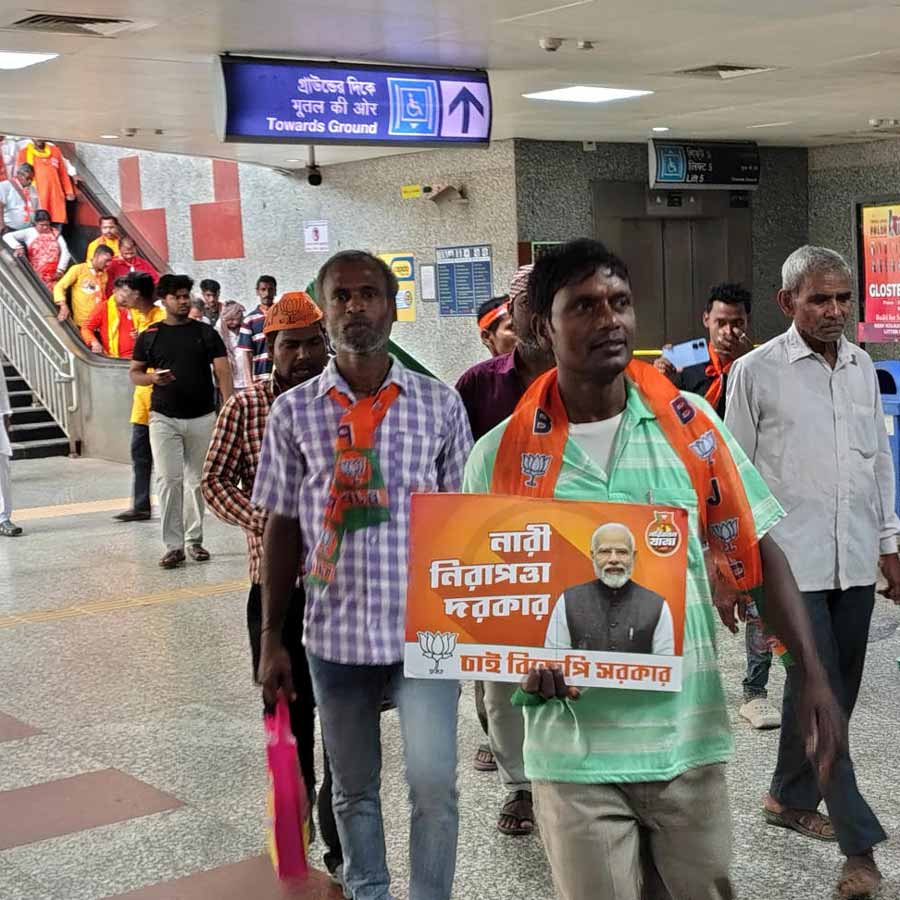 মেট্রোপথে ব্রিগেডের দিকে। শনিবার, শিয়ালদহে।