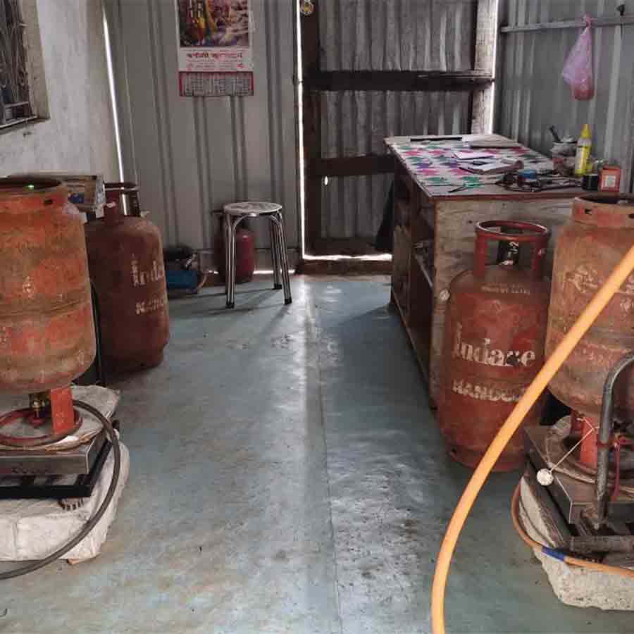 অটোতে গ্যাস ভরার ‘দোকানে’ গার্হস্থ্য সিলিন্ডার। জয়নগরে। নিজস্ব চিত্র