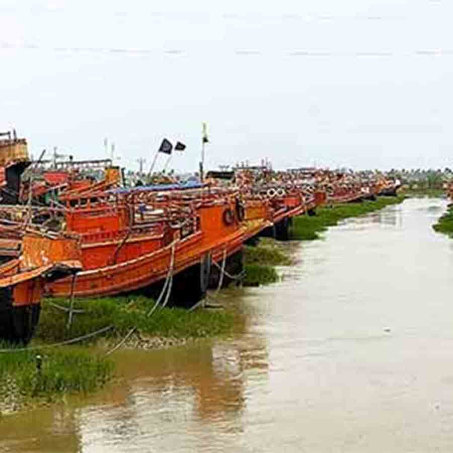 বন্ধ হয়ে পড়ে রয়েছে মাছ ধরার ট্রলার।