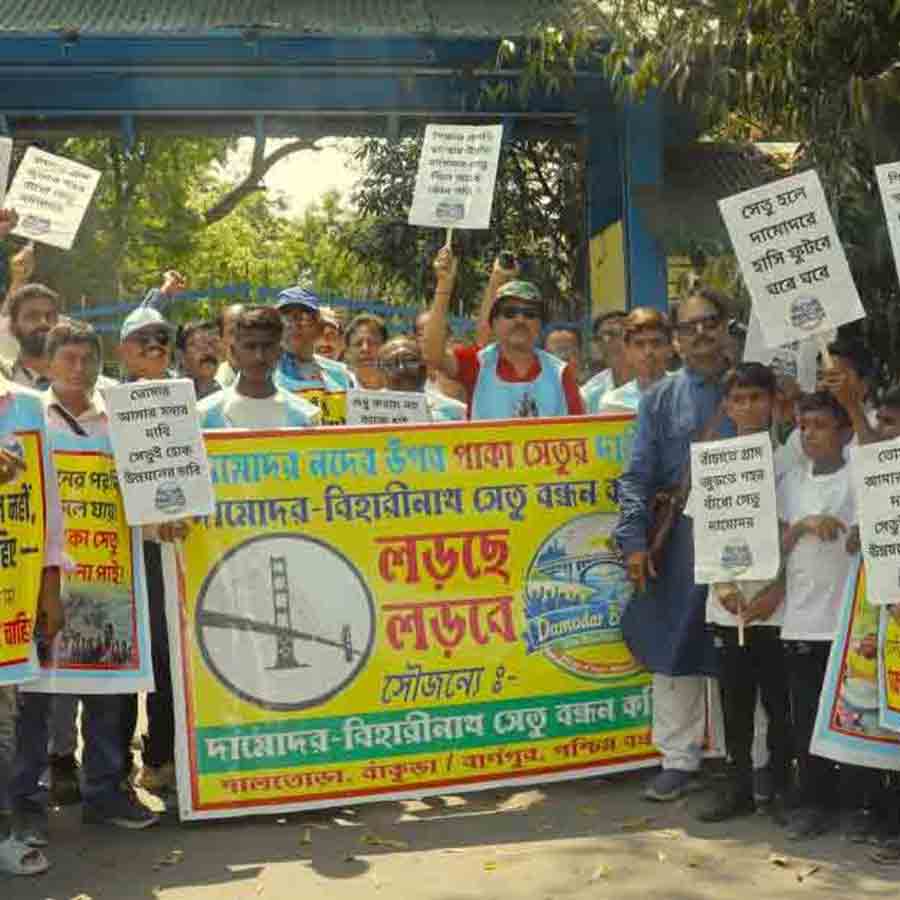 সেতুর দাবিতে মিছিল বার্নপুরে। নিজস্ব চিত্র