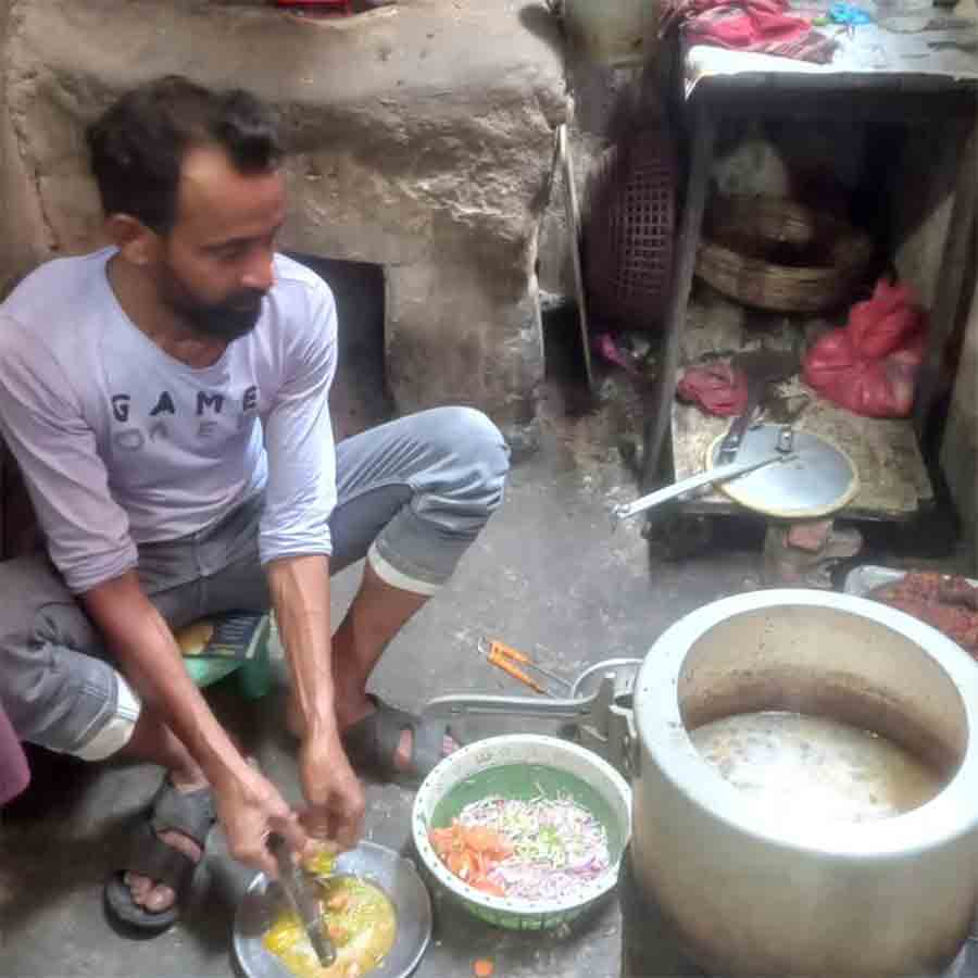 কয়লার গুল দিয়ে রান্না হোটেলে। বর্ধমানে। নিজস্ব চিত্র।