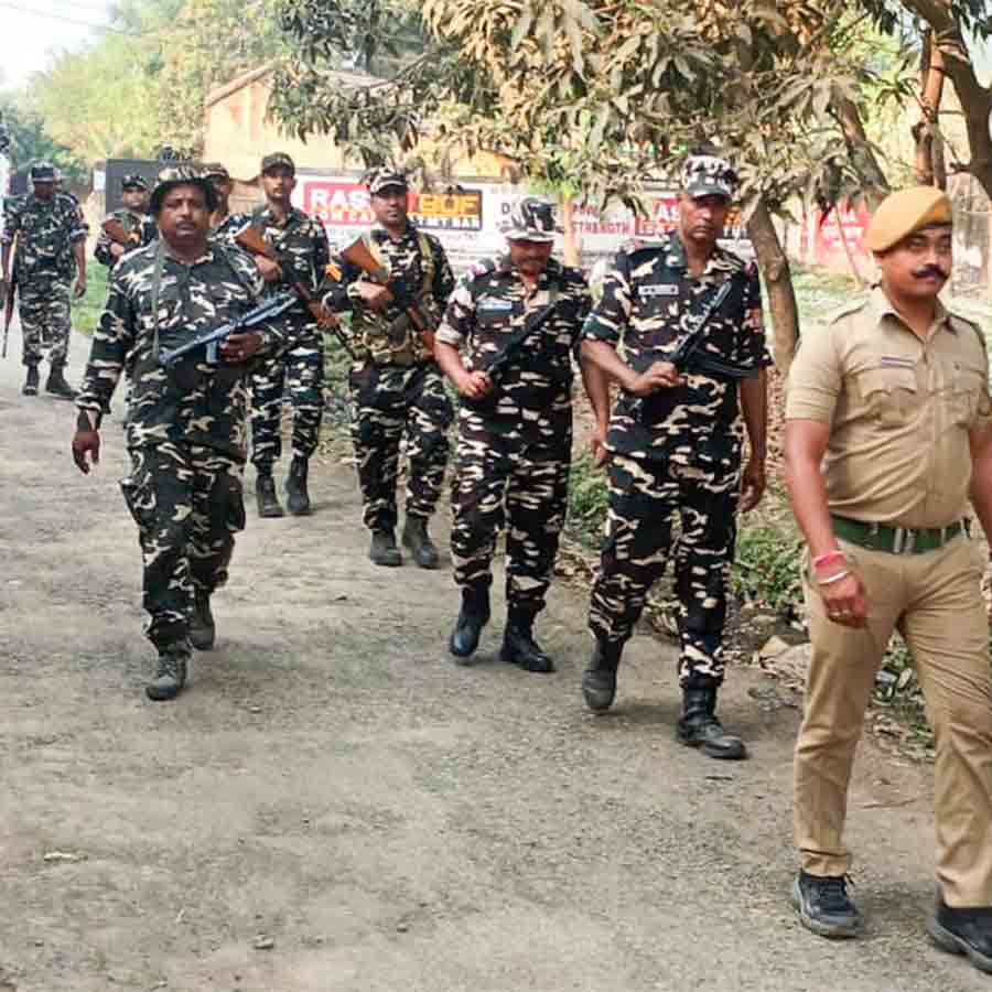 নলহাটি ২ ব্লকের শীতলগ্রাম, বারা, কাঁটাগরিয়া-সহ বিভিন্ন জায়গায় কেন্দ্রীয় বাহিনীর টহল।