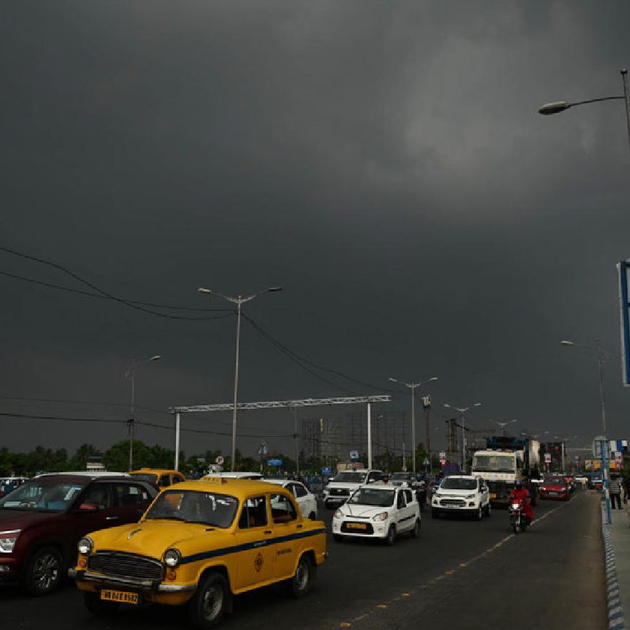 কলকাতায় বিক্ষিপ্ত ভাবে বজ্রবিদ্যুৎ-সহ বৃষ্টির পূর্বাভাস।