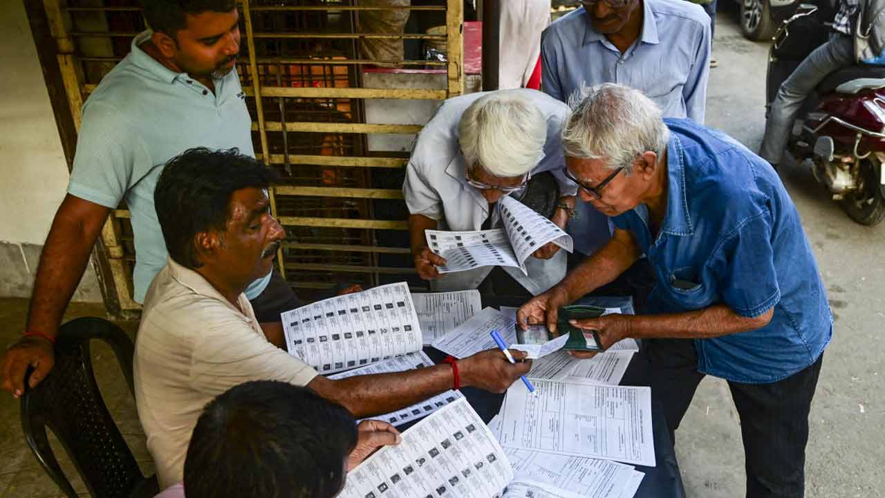 পশ্চিমবঙ্গে এখনও এসআইআর-এর কাজ শেষ হয়নি।