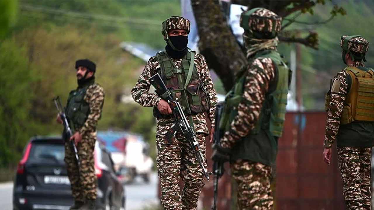 জঙ্গিদের খোঁজে তল্লাশি অভিযান। ছবি: পিটিআই।