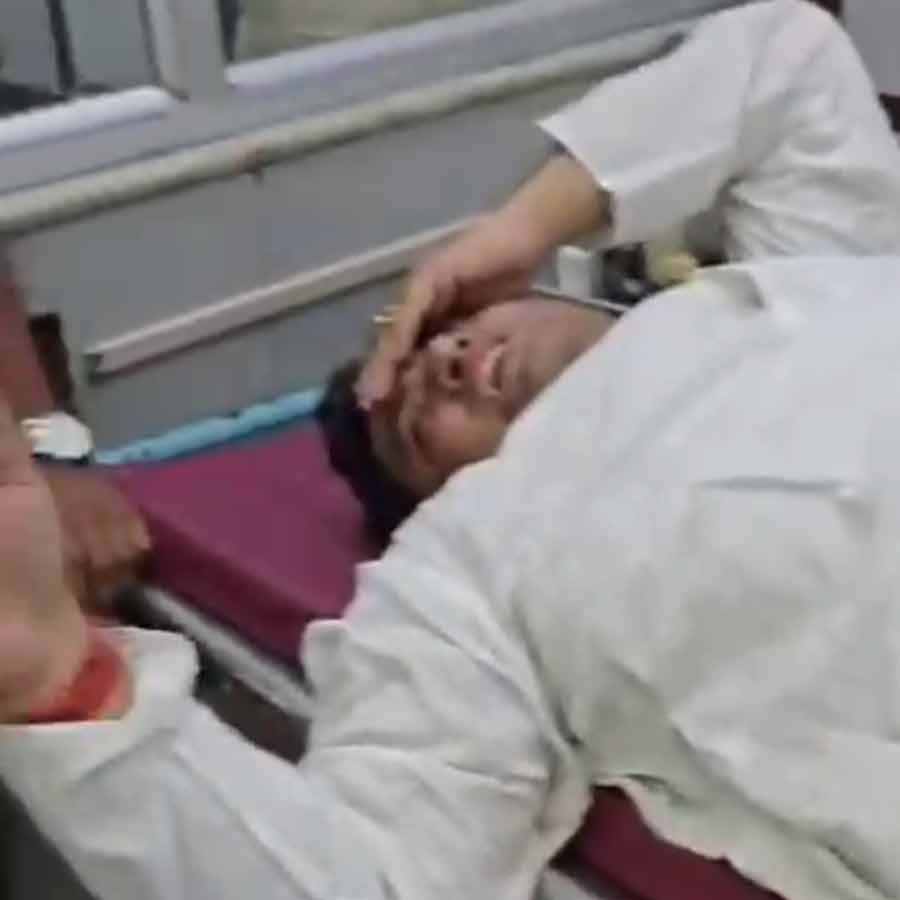 হাসপাতালে চিকিৎসা চলছে বিজেপি নেতা তমোঘ্ন ঘোষের। 