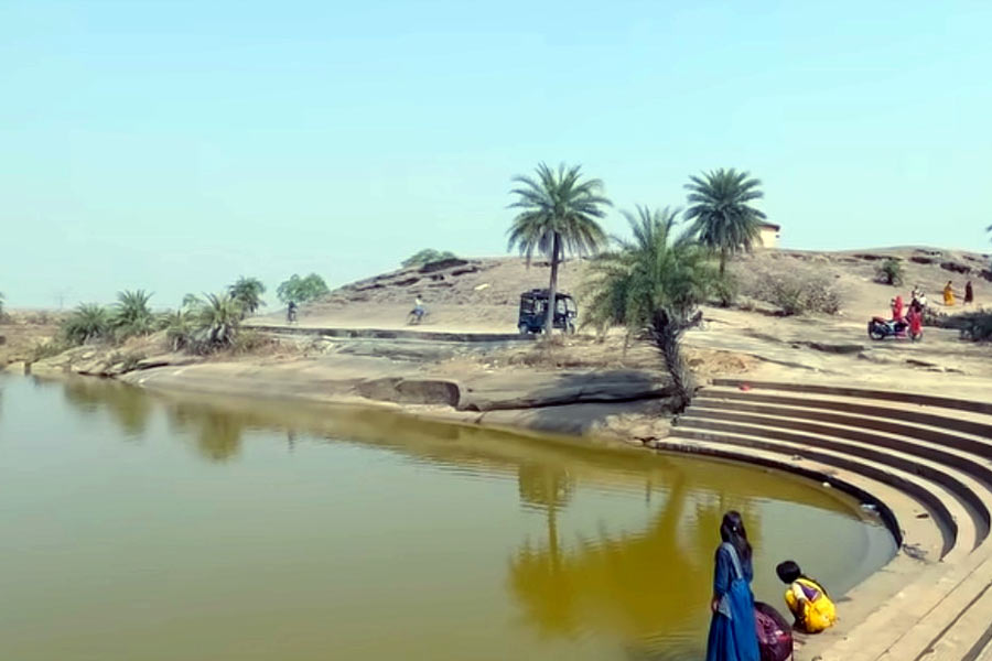 বুরাই পাহাড়ের কোলে জলাশয়।