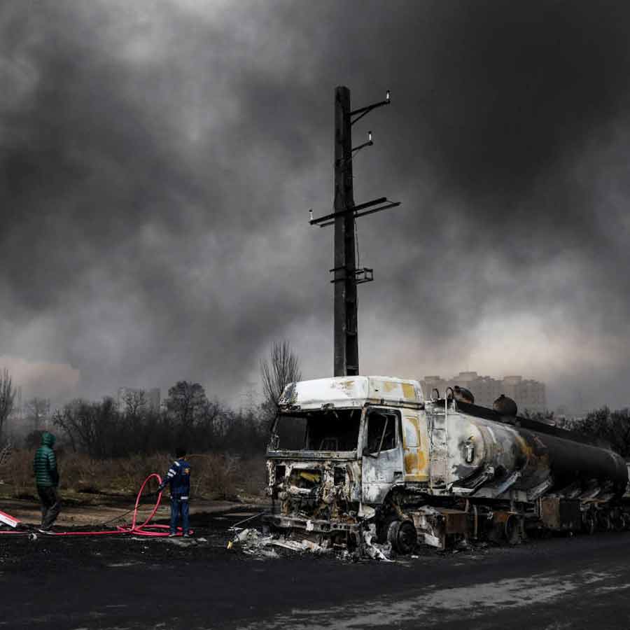 কালো ধোঁয়ায় ঢেকেছে তেহরানের আকাশ। ছবি: রয়টার্স।