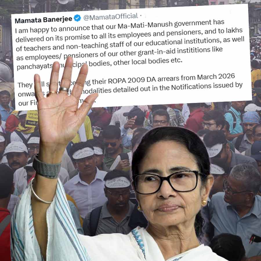 মুখ্যমন্ত্রী মমতা বন্দ্যোপাধ্যায় বকেয়া ডিএ দেওয়ার কথা ঘোষণা করলেন।