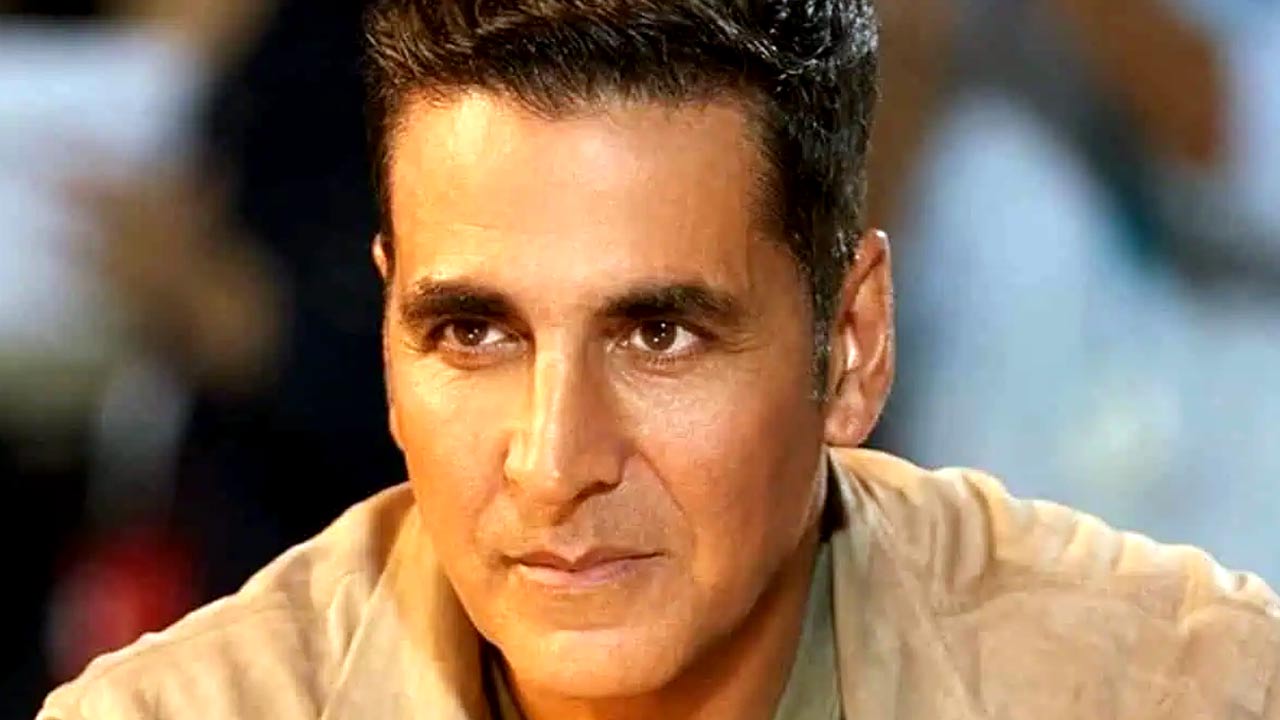 নিজেকে জাতীয়তাবাদী নায়ক করে তুলতে চান অক্ষয়?