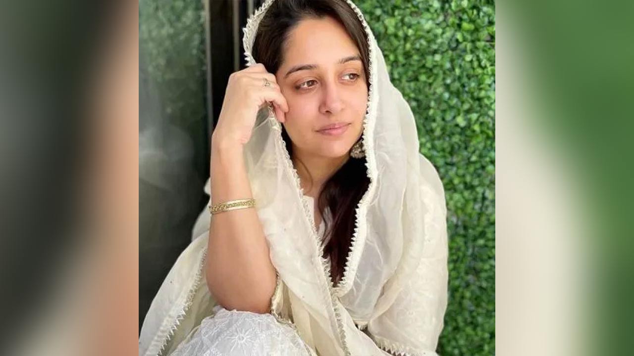 কোন অস্বস্তি এখনও দীপিকার শরীরে?