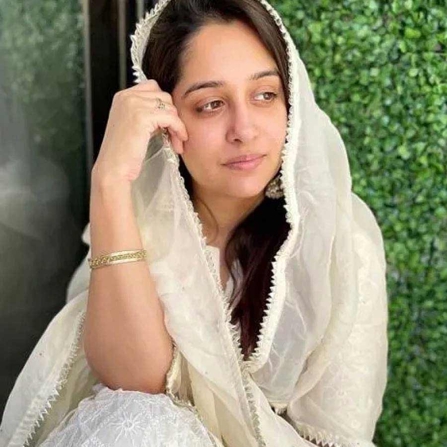 কোন অস্বস্তি এখনও দীপিকার শরীরে?