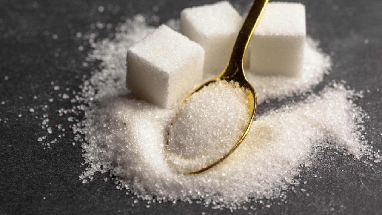 দৈনন্দিন খাবার থেকে চিনি বাদ দেবেন কী ভাবে?