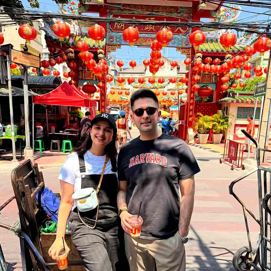 অভিনেত্রী পরিণীতি চোপড়া এবং রাঘর চাড্ডা তাইল্যান্ডে  চায়না টাউনের ছবি দিয়েছেন। সেখানে বেড়াতে গেলে কী ভাবে জায়গাটি উপভোগ করবেন?