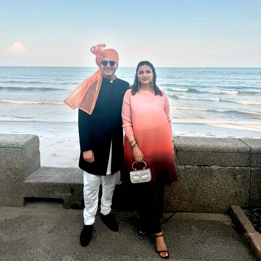 সমুদ্রের ধারে ঘুরছেন যুগল।