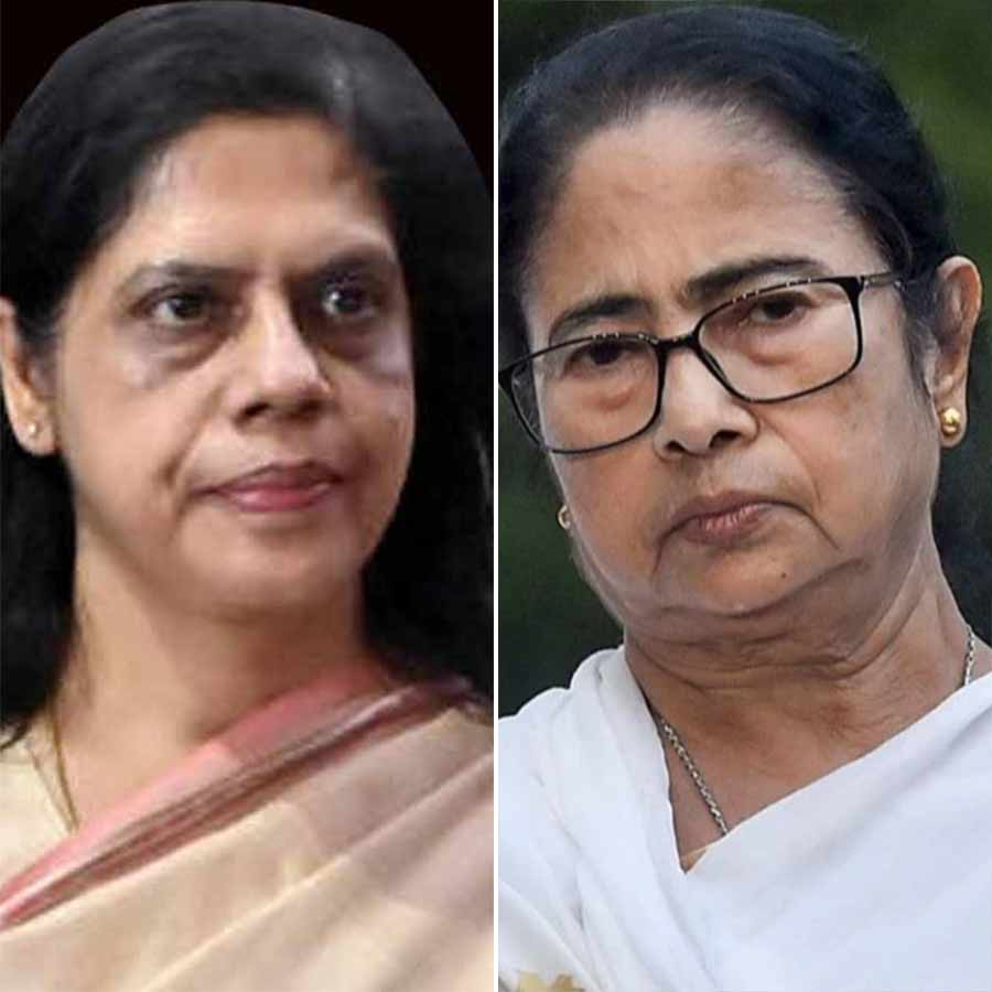 (বাঁ দিকে) নন্দিনী চক্রবর্তী এবং মমতা বন্দ্যোপাধ্যায় (ডান দিকে)।