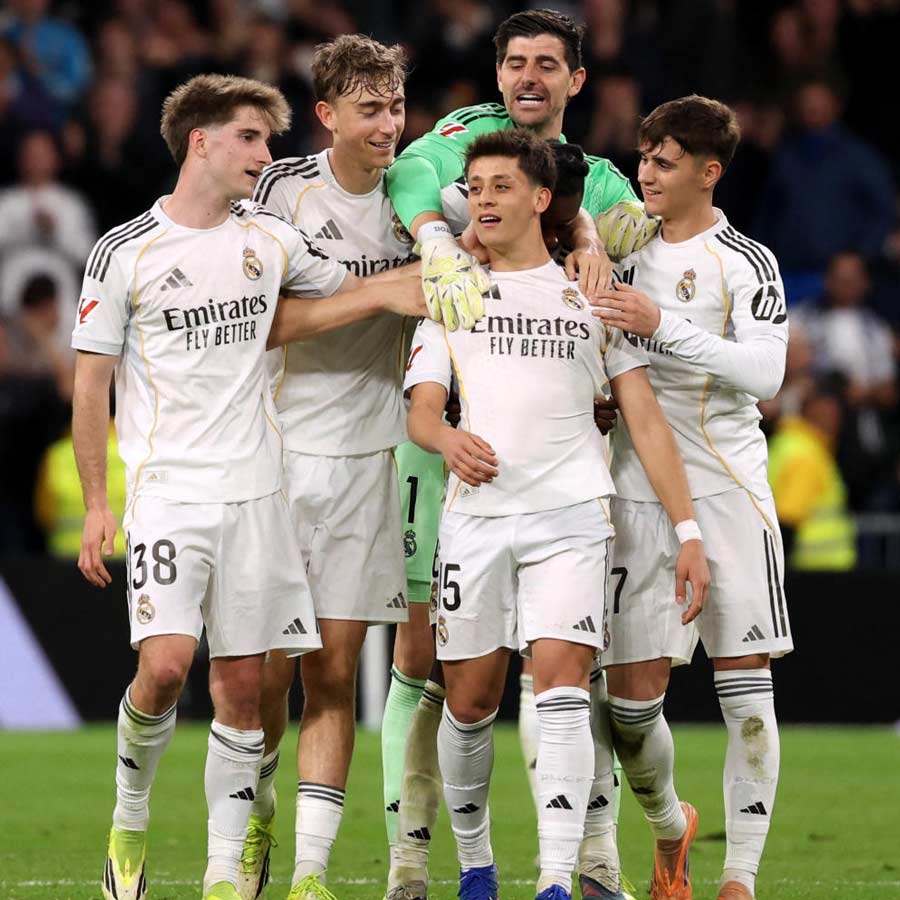 মধ্যমণি: গোলের পরে গুলেরকে ঘিরে সতীর্থেরা।