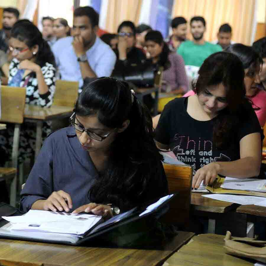 কলেজ পড়ুয়া।