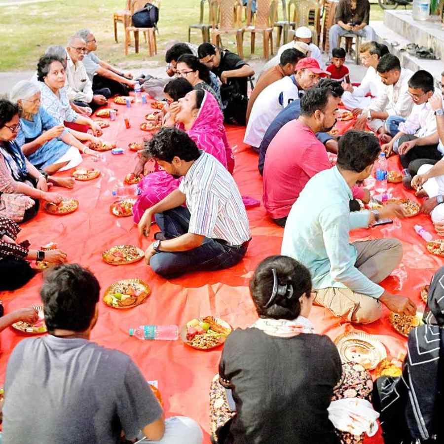 সবে মিলি: ইফতারের খাওয়াদাওয়া। রবিবার, পার্ক সার্কাস ময়দানে এসআইআর বিরোধী মঞ্চে।