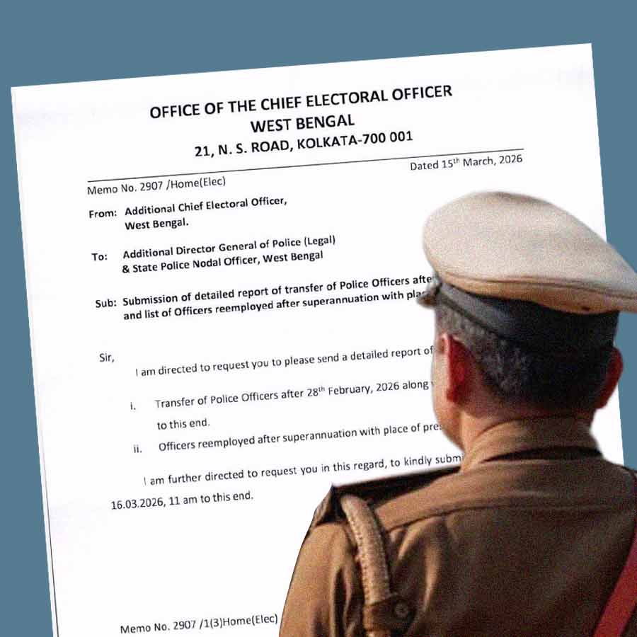 পুলিশ আধিকারিকদের বদলি সংক্রান্ত রিপোর্ট চাইল নির্বাচন কমিশন।