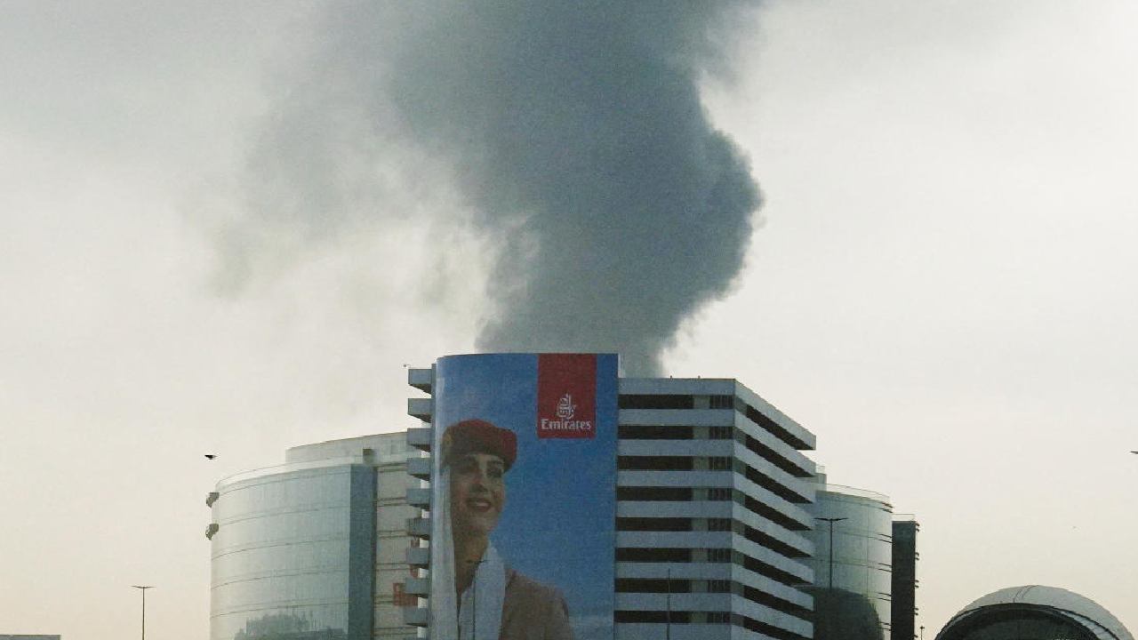 ড্রোন হামলার পর দুবাই বিমানবন্দরের সামনে ধোঁয়া।